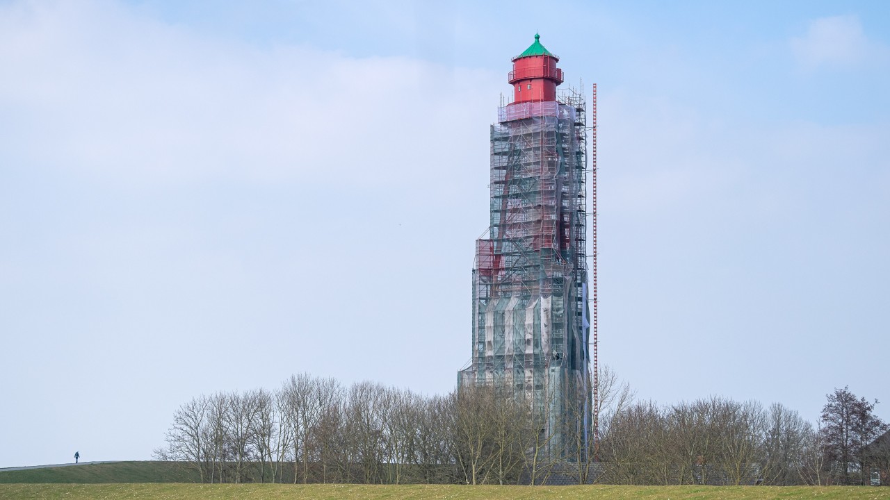 Der Campener Leuchtturm an der ostfriesischen Küste ist eingerüstet. 