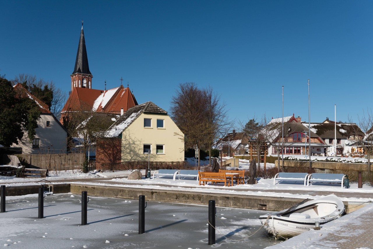 Wustrow im Winter – Blick auf die Kirche