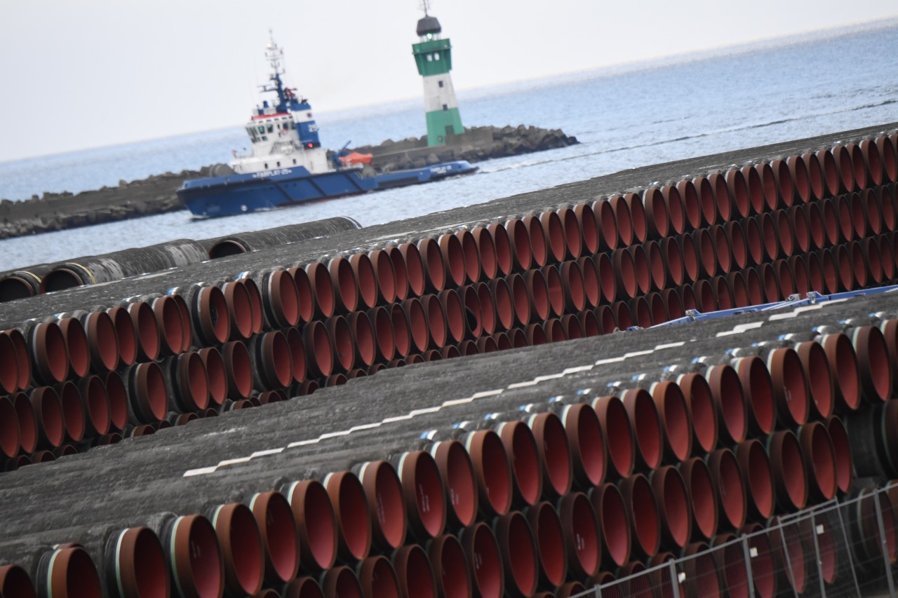 Rohre für das Riesenprojekt – der Hafen von Mukran auf der Ostseeinsel Rügen 