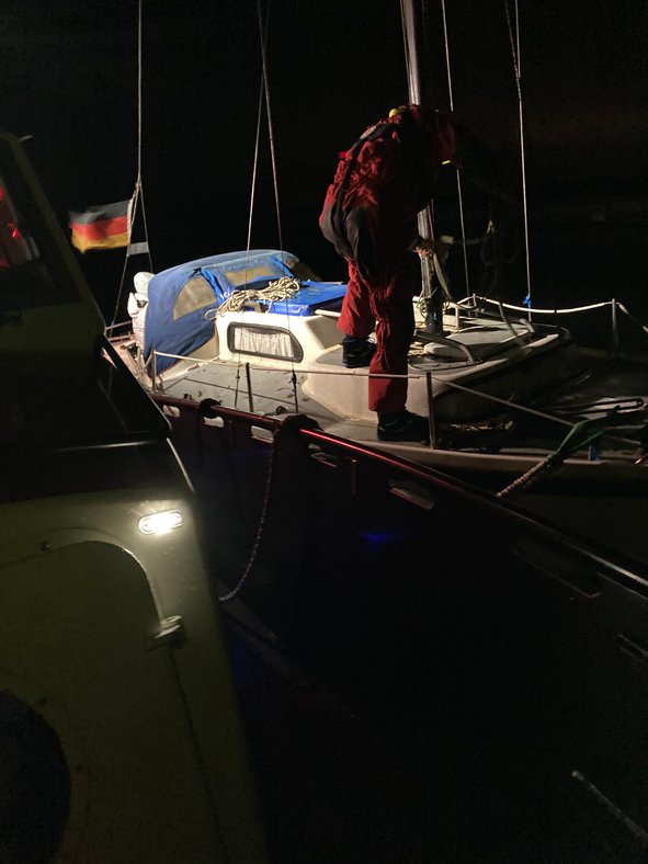 Ostsee: Ein Seenotretter klettert auf die Yacht.jpg