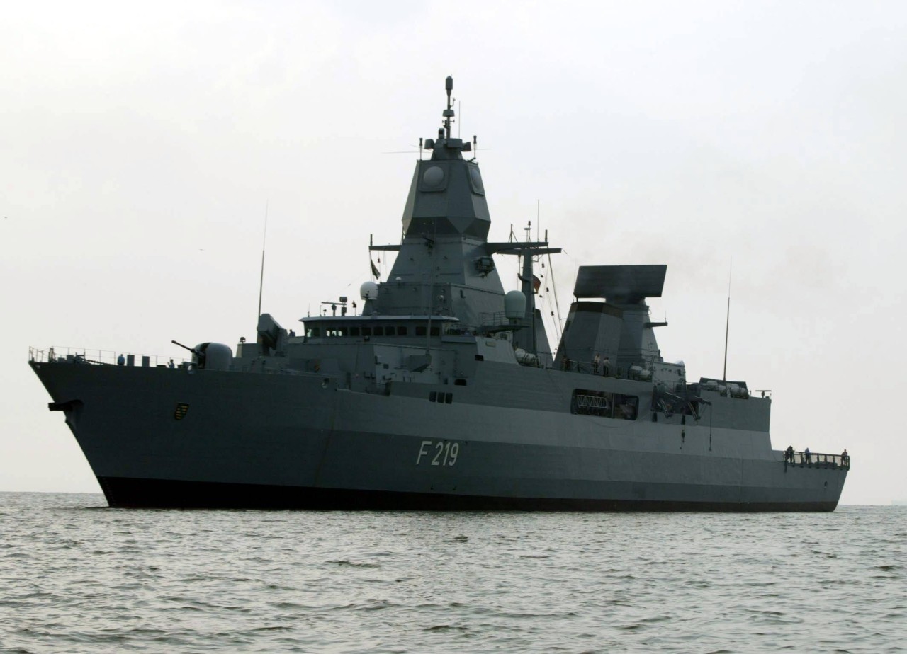 Die Fregatte „F219-Sachsen“ der Deutschen Marine in der Ostsee.