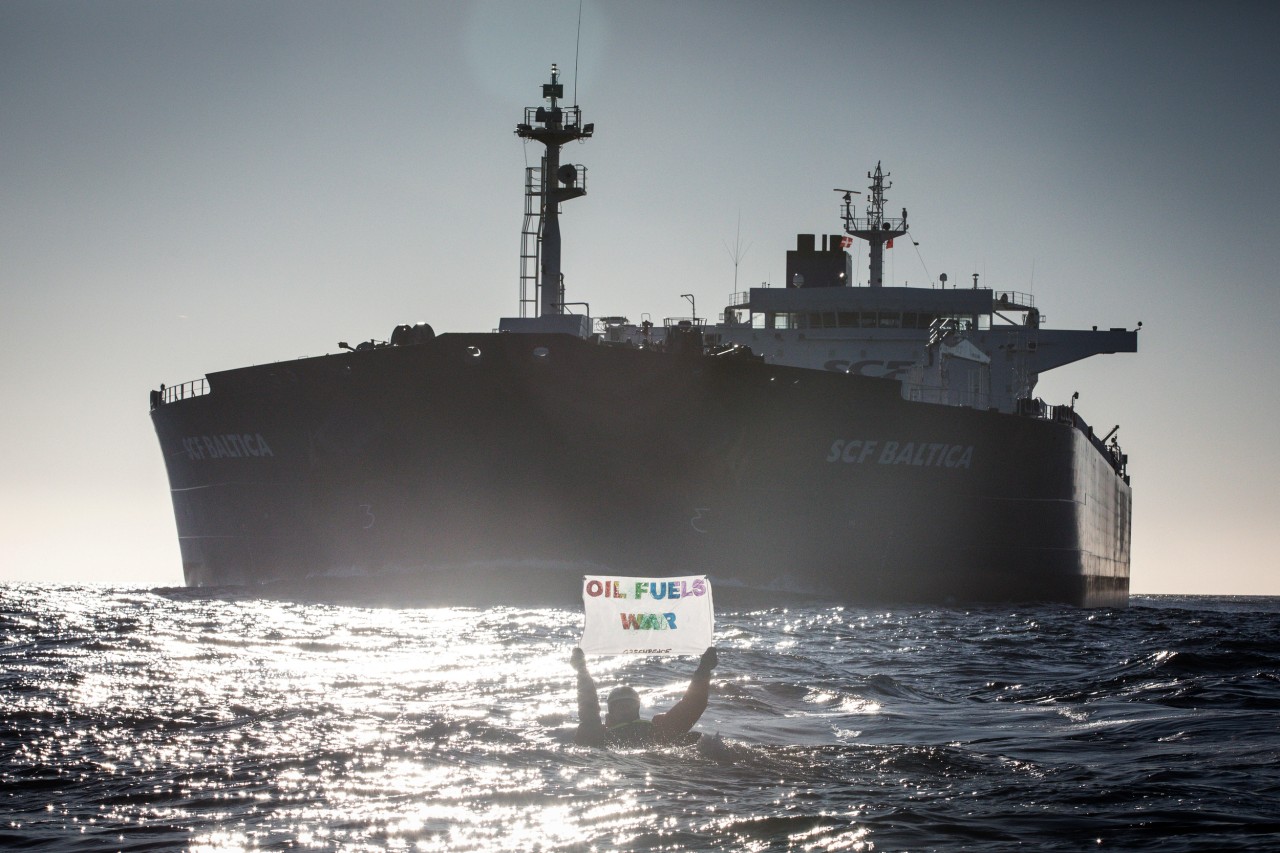 Auf Kayaks, kleinen Booten oder direkt im Wasser schwimmend haben Umweltaktivisten von Greenpeace gegen russische Öltanker in der Ostsee demonstriert.