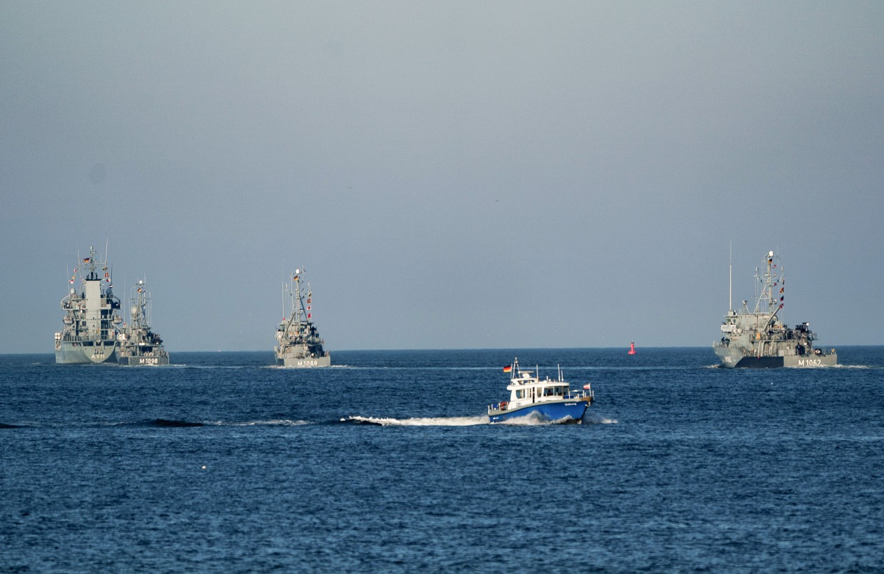 Vier Schiffe der Marine, das Versorgungsschiff Tender „Elbe“ (l.), ein Minensuchboot und zwei Minenjagdboote, sind aus Kiel in die Ostsee ausgelaufen. 