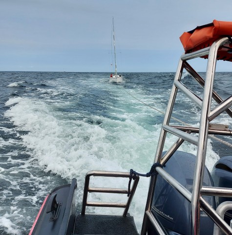 Ein Seenotrettungsboot hat eine Segelyacht, deren Skipper über Bord gegangen war, in Schlepp genommen.