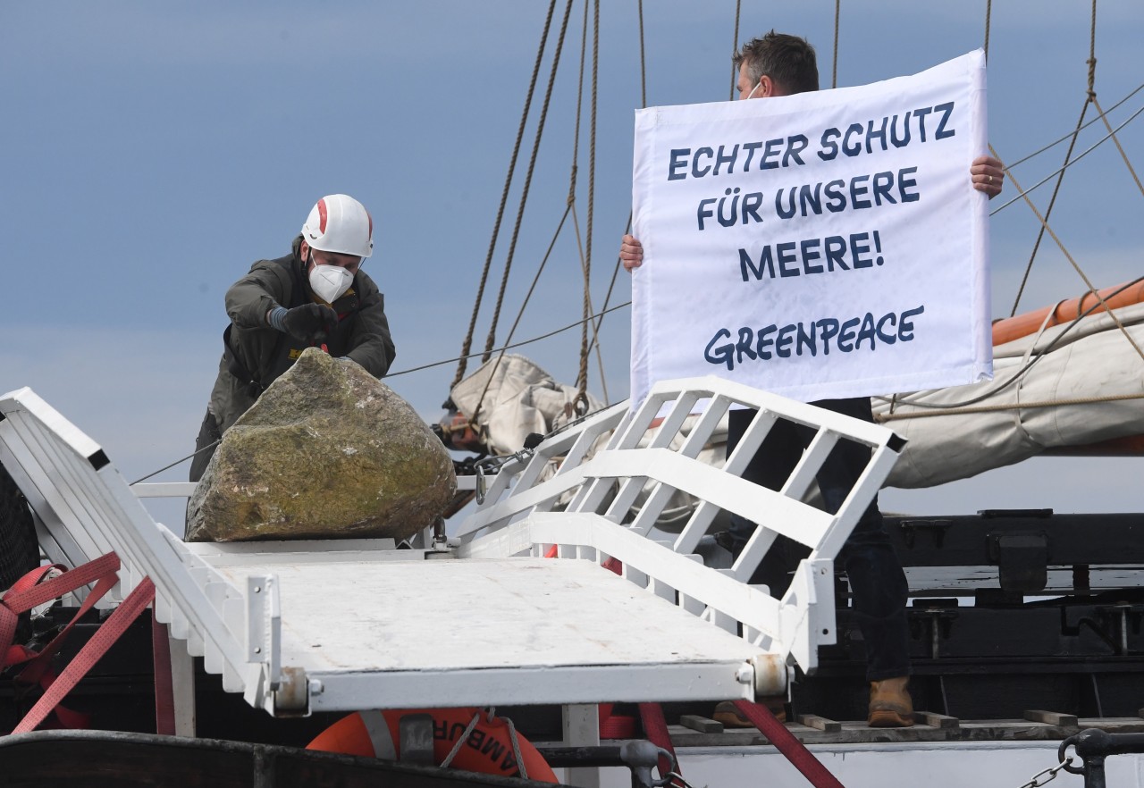 Juli 2020: Aktivisten von Greenpeace versenkten Granitblöcke vor Rügen.