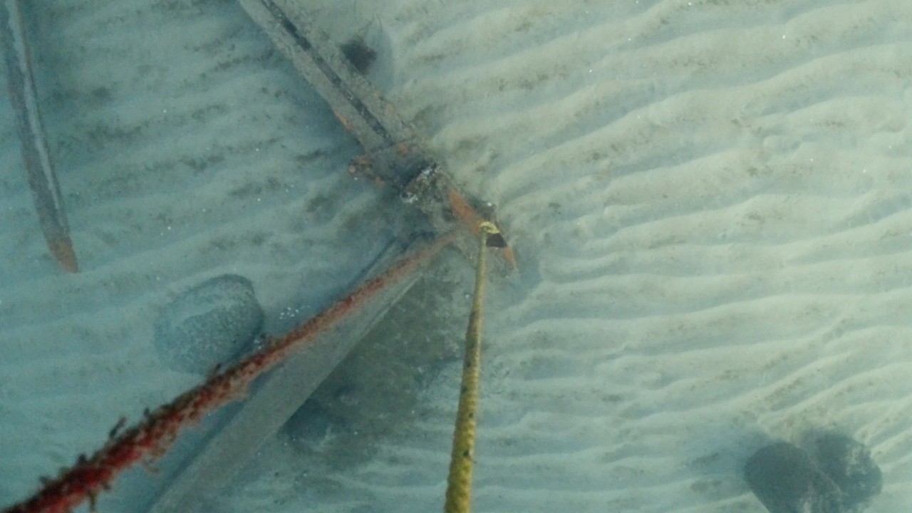 Die Seile sind an einem Segment auf dem Meeresgrund der Ostsee befestigt. 