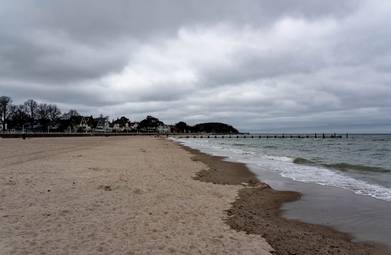 Unbekannte haben am Ostsee-Strand von Travemünde für Verwüstung gesorgt (Symbolbild).