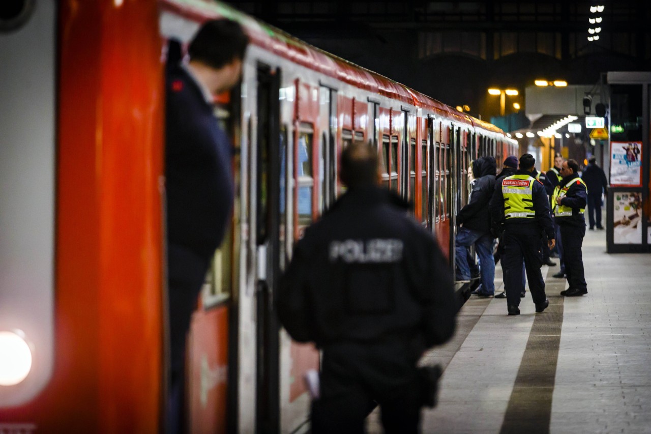Polizei Hamburg bei der Arbeit auf einem Bahngleis (Archivbild)