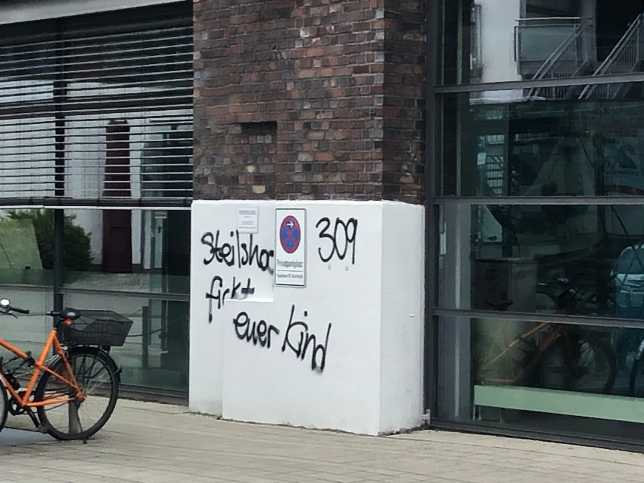 Die Graffiti an den Wänden der RTL Nord Zentrale in Hamburg haben meistens einen Bezug zum Stadtteil Steilshoop. 