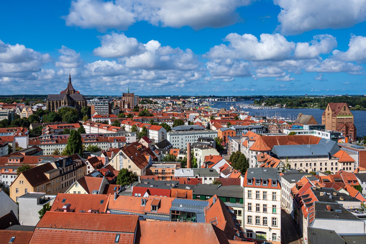 Blick auf die Hansestadt Rostock.