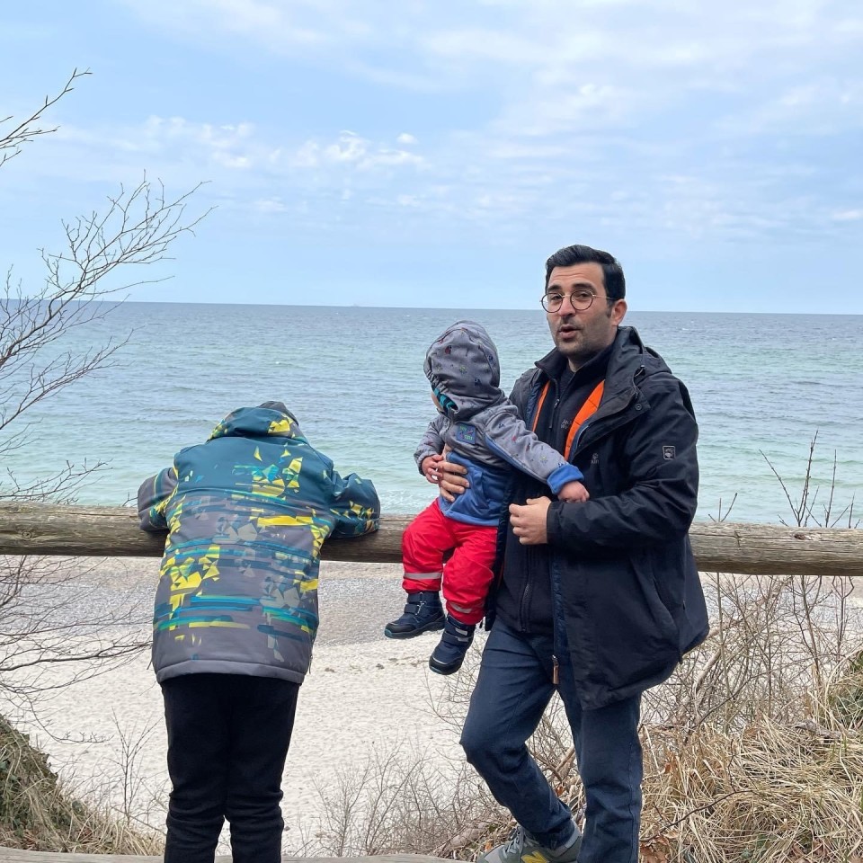 Seyhmus Atay-Lichtermann mit seinen beiden Kindern an der Ostsee