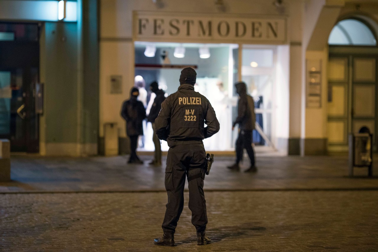 In Rostock sucht die Polizei nach jugendlichen Angreifern (Symbolbild). 