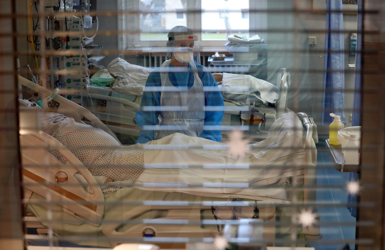Eine Intensivschwester betreut einen Covid-19-Patienten in der Universitätsmedizin Rostock (Archivbild). 