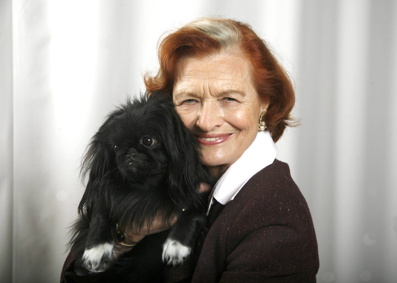„Rote Rosen“-Darstellerin Brigitte Antonius mit ihrem Hund Pinki (Archivbild).