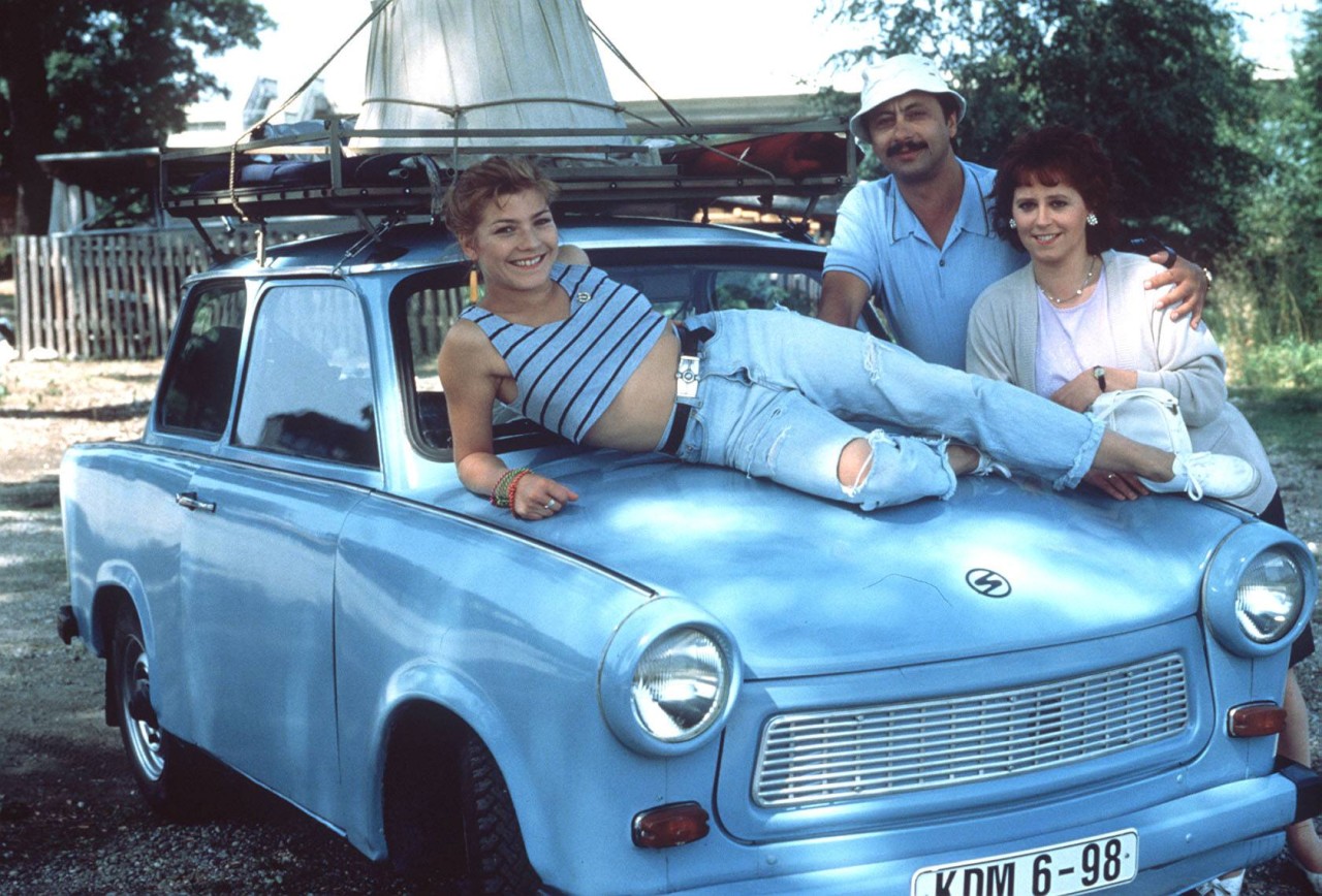 Jaqueline (Claudia Schmutzler, l.), Udo (Wolfgang Stumph, m.), Rita (Marie Gruber. r.) und der Star des Films: Trabi Schorsch.