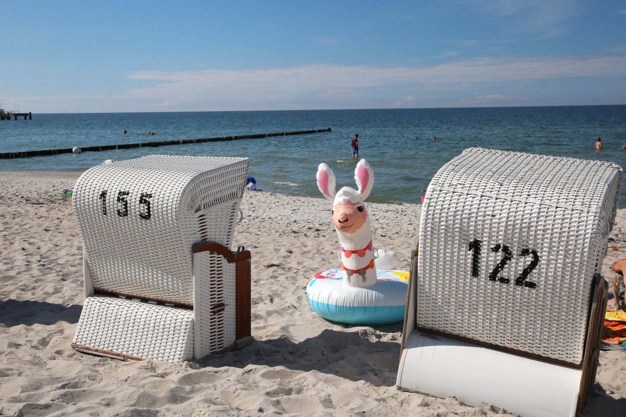 Einer Familie auf Rügen wurden Dinge aus dem Strandkorb gestohlen. 