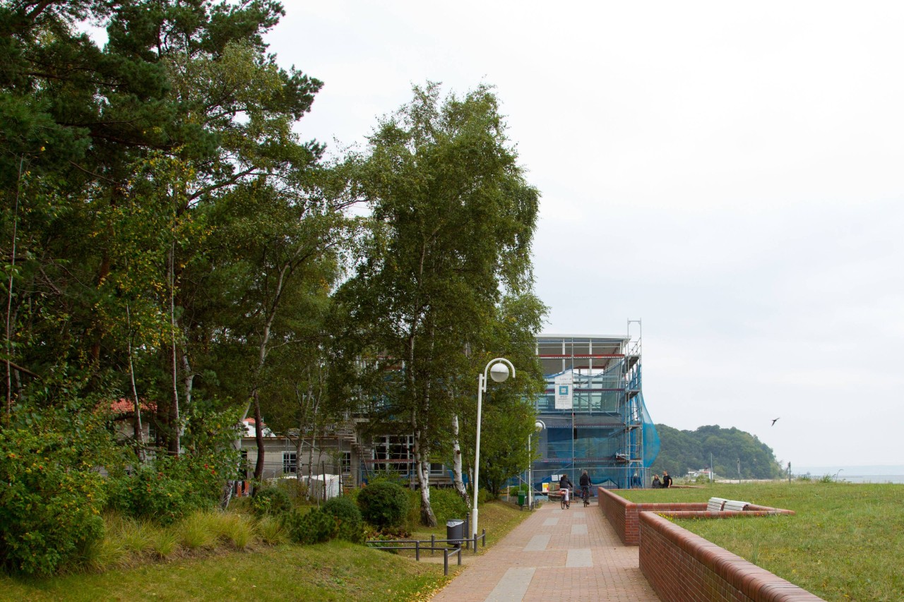 Nachdem dieses Gebäude lange in einem maroden Zustand war, lockt es inzwischen wieder Besucher an die Küste von Rügen. 