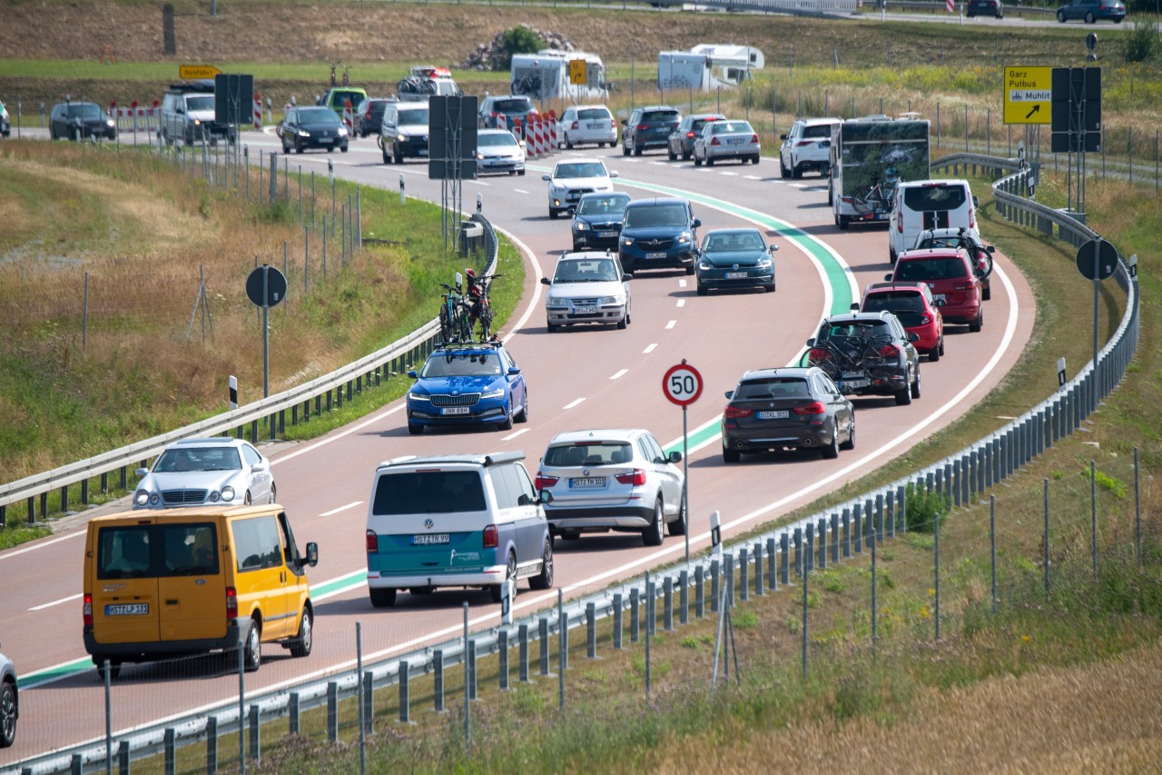 Autos stehen im Reiseverkehr auf der B96 vor der Umleitungsstrecke auf der Insel Rügen im Stau. 
