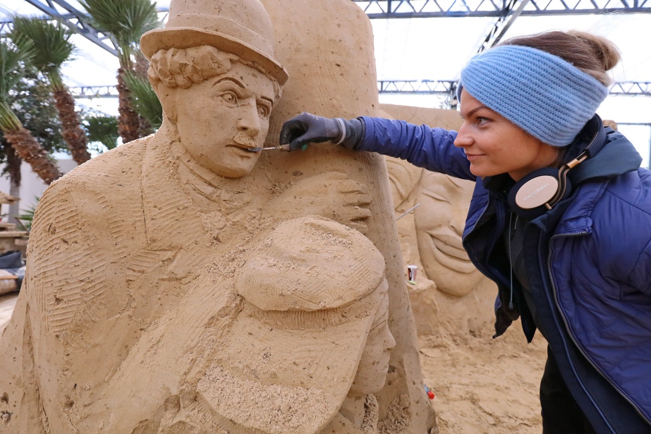 Die lettische Künstlerin Sanita Ravina (34) aus Riga gehört seit mehreren Jahren zu den aktiven Bildhauerinnen beim Sandskulpturen-Festival auf Rügen.
