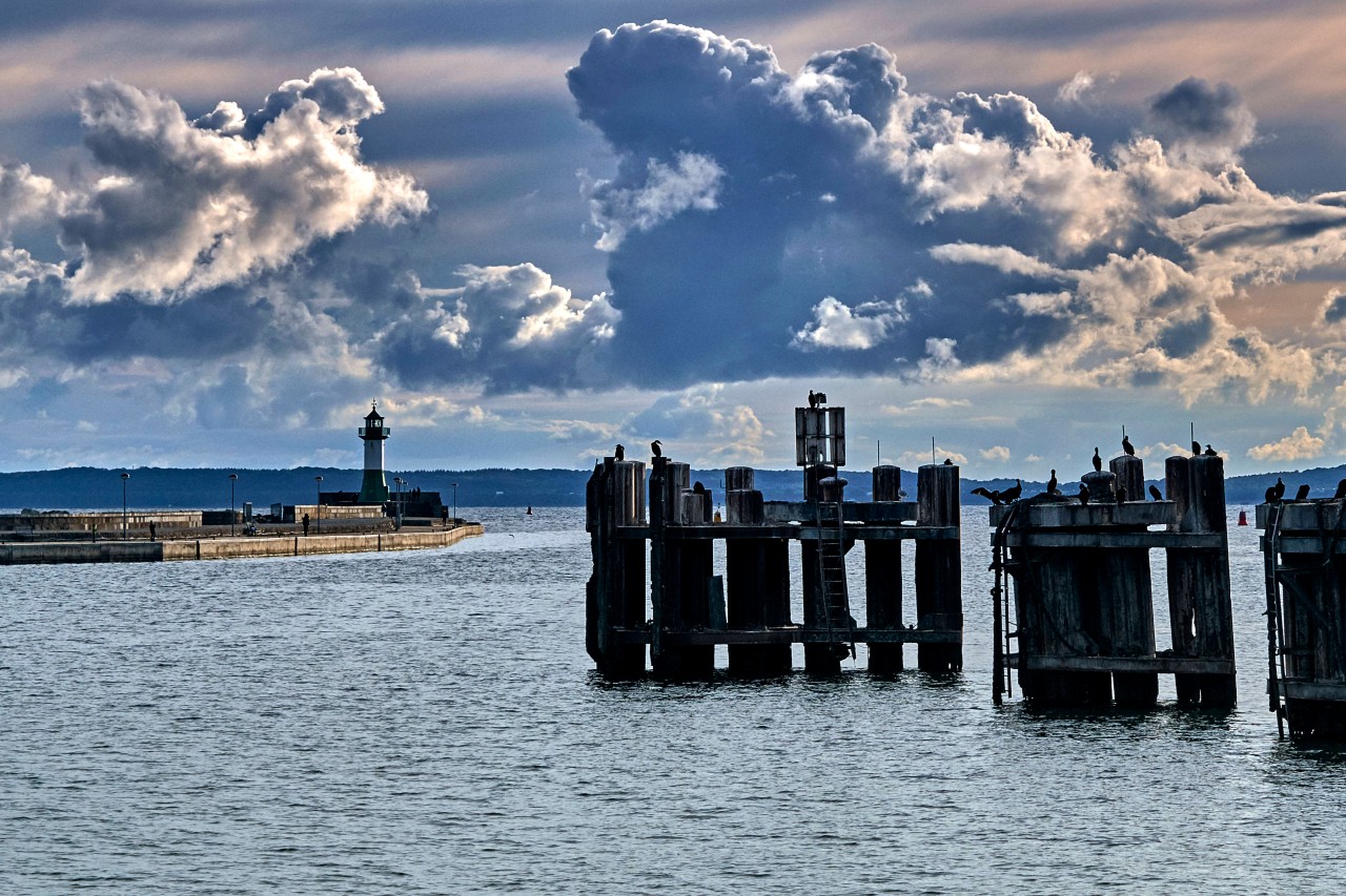 Dunkle Wolken über Rügen.