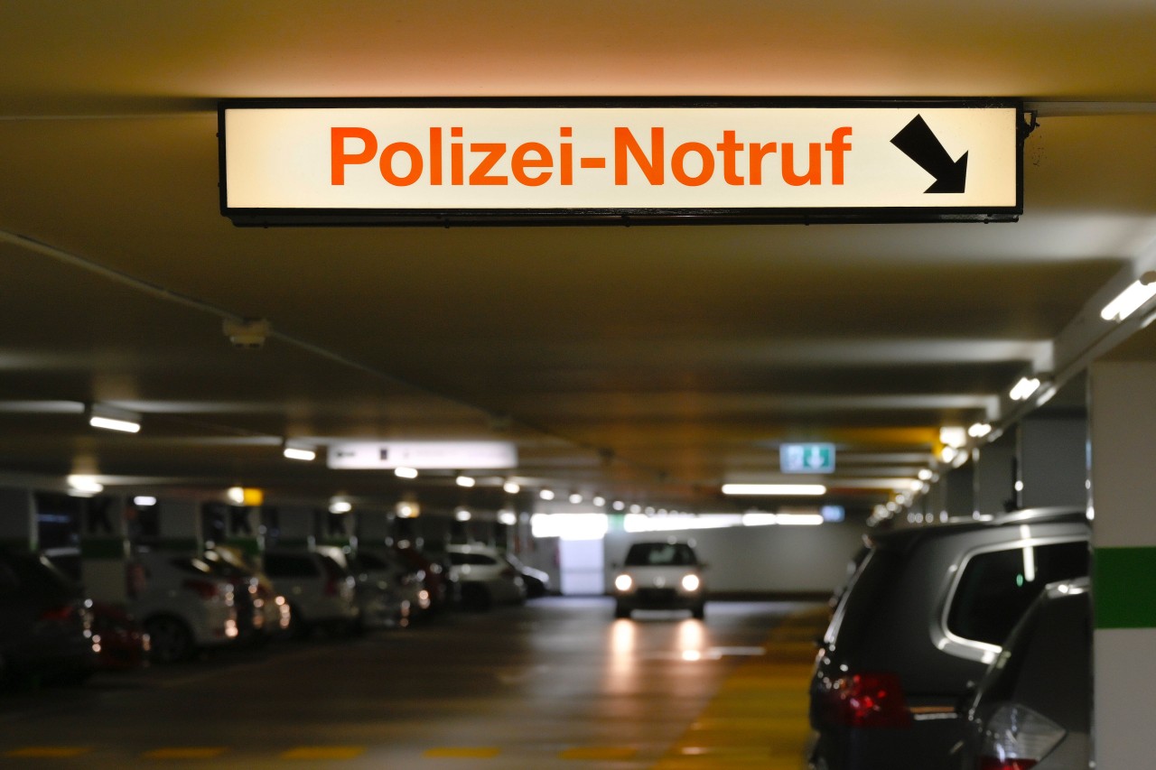 Ein Autofahrer auf Rügen hat bei der Ausfahrt aus einer Tiefgarage einen fatalen Fehler gemacht (Symbolbild).