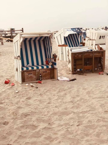 Dieser Anblick macht traurig: Viel Müll zwischen den Strandkörben von Sankt Peter-Ording