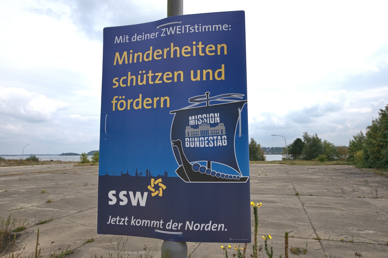 Ein Plakat des SSW in Schleswig.