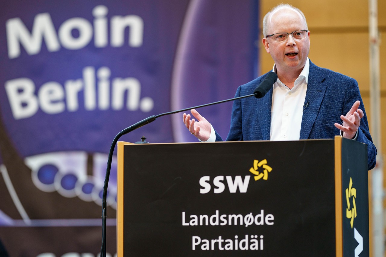 Stefan Seidler von der SSW spricht während des außerordentlichen Landesparteitags zur Spitzenkandidatur für die Bundestagswahl.