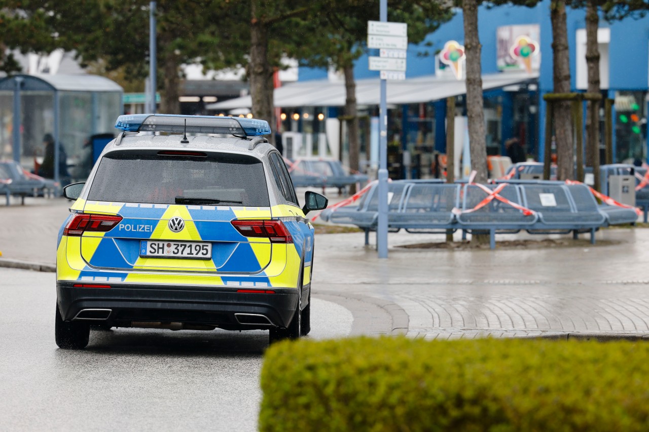 Ein Streifenwagen der Polizei fährt durch Sankt Peter-Ording.