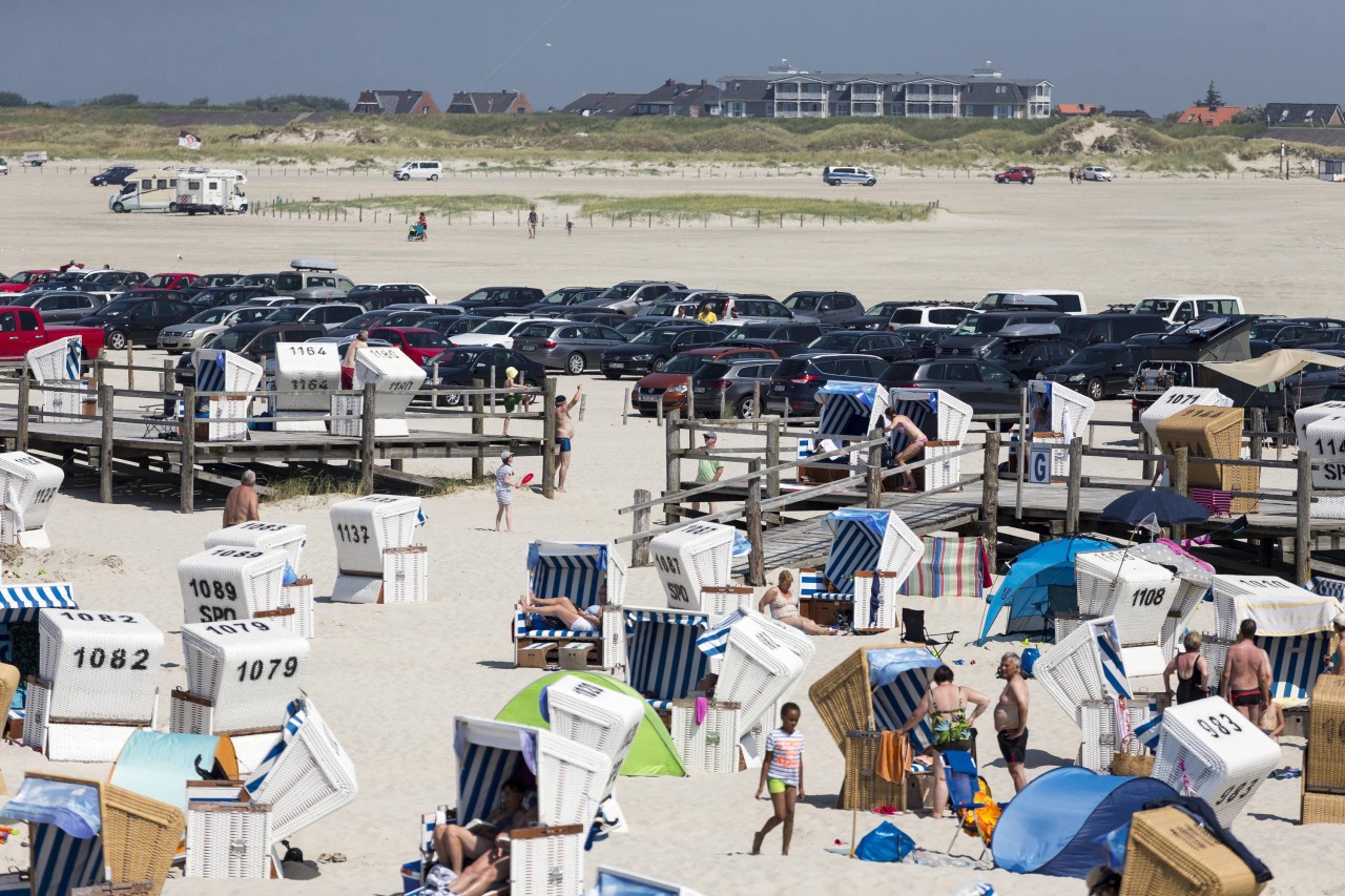 Überall Autos und Urlauber: In der Hochsaison wird es in Sankt Peter-Ording (SPO) voll. 