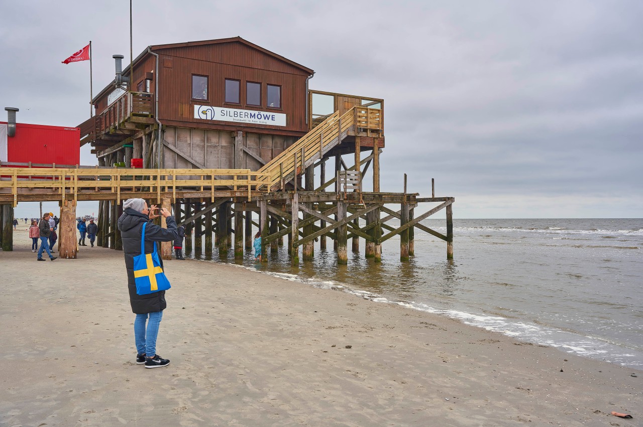 Eine Frau am Strand von Sankt Peter-Ording.