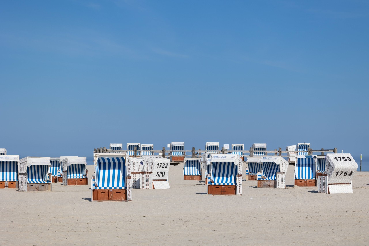 In Sankt Peter-Ording (SPO) hat eine Anwohnerin Trauriges zwischen Strandkörben entdeckt (Symbolbild).