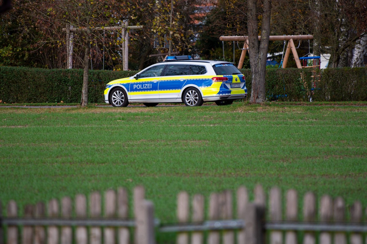 In Schleswig-Holstein hat die Polizei einen skurrilen Fund auf einem Spielplatz gemacht.