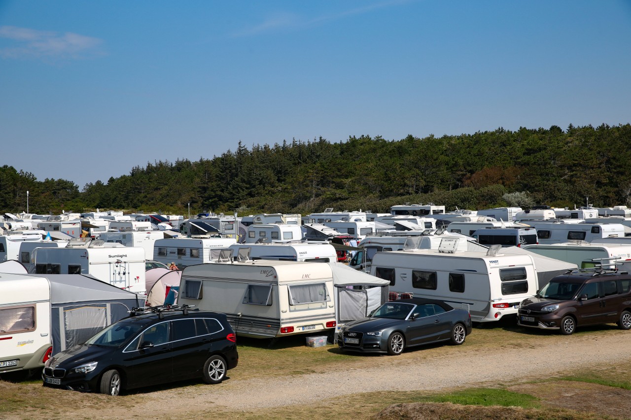 Dieser Campingplatz auf Sylt (Schleswig-Holstein) ist richtig voll.