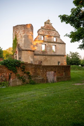 Die Schlossruine Pansevitz ist ein weiteres Beispiel für einst prachtvolle Gebäude auf Rügen.