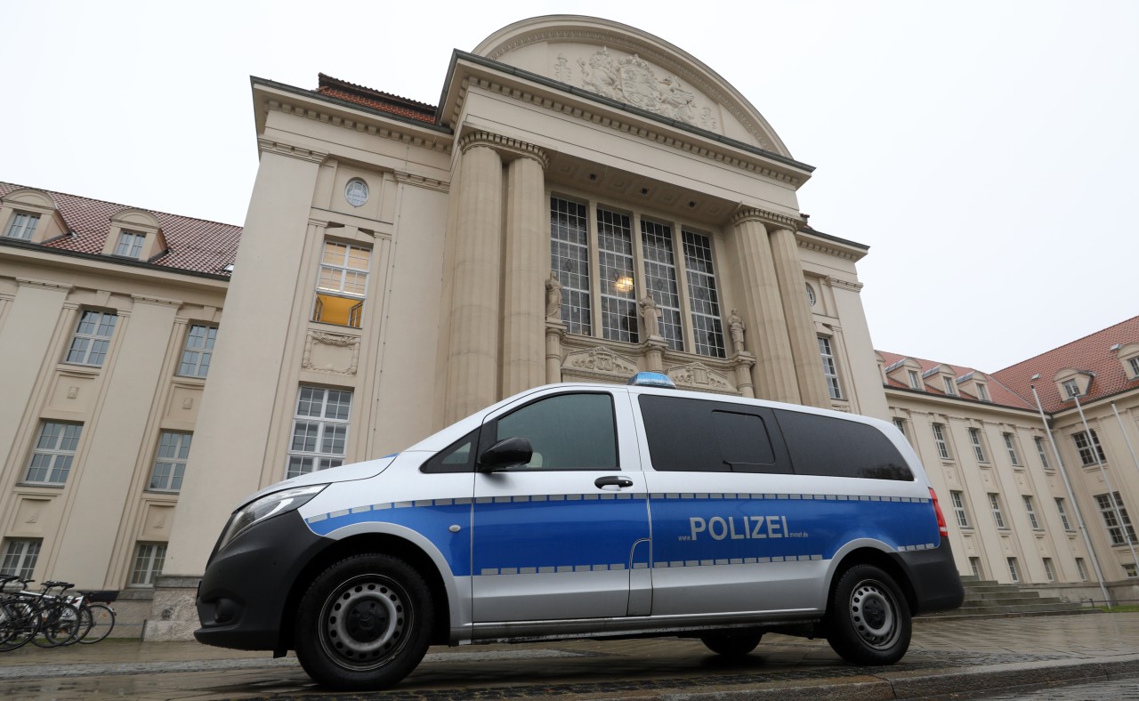 Polizei vor dem Landgericht in SChwerin beim Nordkreuz-Prozess 2019.