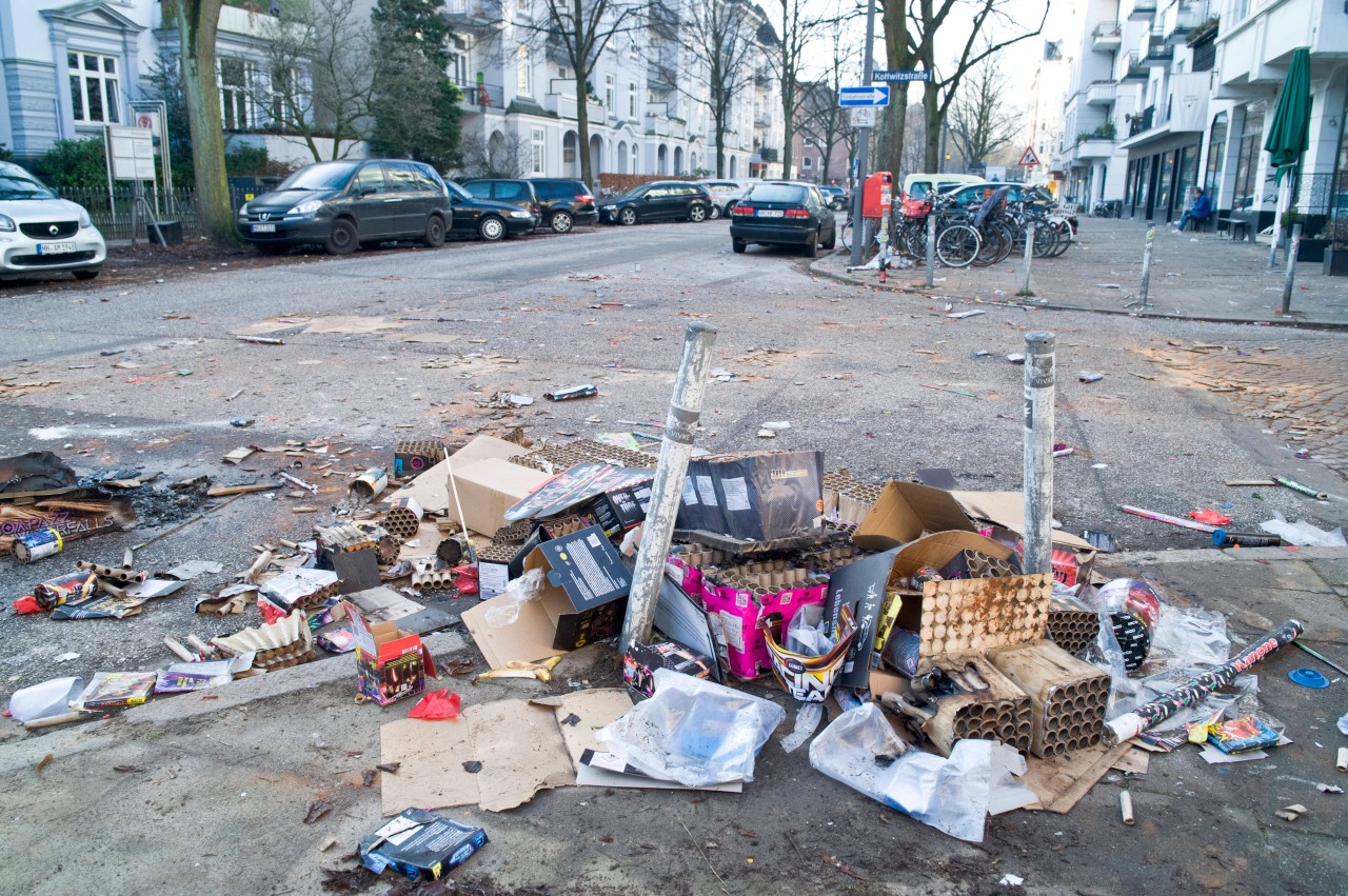 Viel Müll am Tag danach: An Silvester wird Feuerwerk in Milliardenhöhe entzündet. 