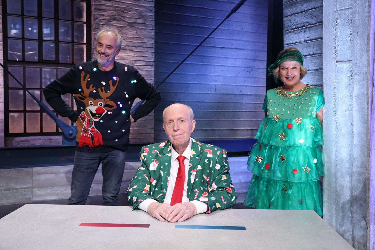 Mirja Boes, Christian Rach und Reiner Calmund zeigen sich bei „Grill den Henssler“ in weihnachtlichen Outfits.