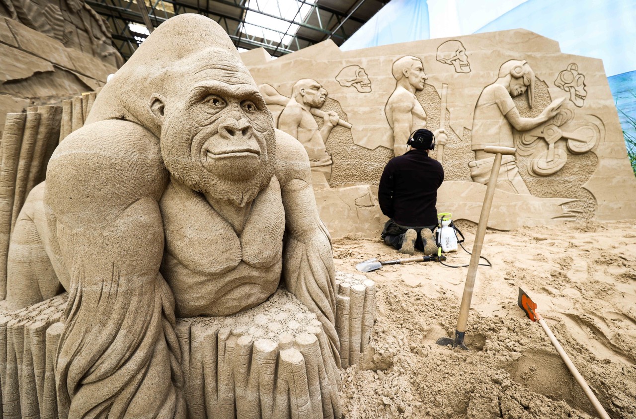 Ein riesiger Gorilla aus Sand.