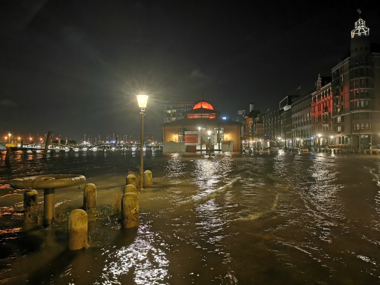 In der Nacht zu Donnerstag sorgte Sturmtief „Daniel“ für eine Sturmflut in Hamburg. 