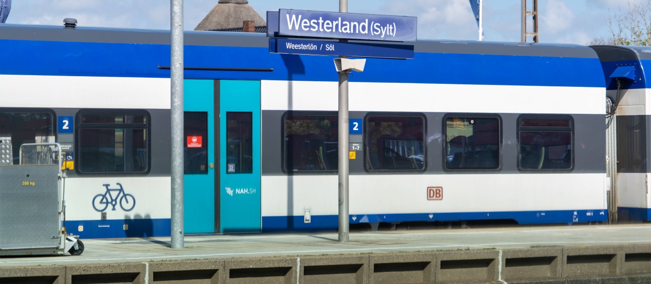 Ein Zug hält am Bahnhof Westerland auf Sylt. 