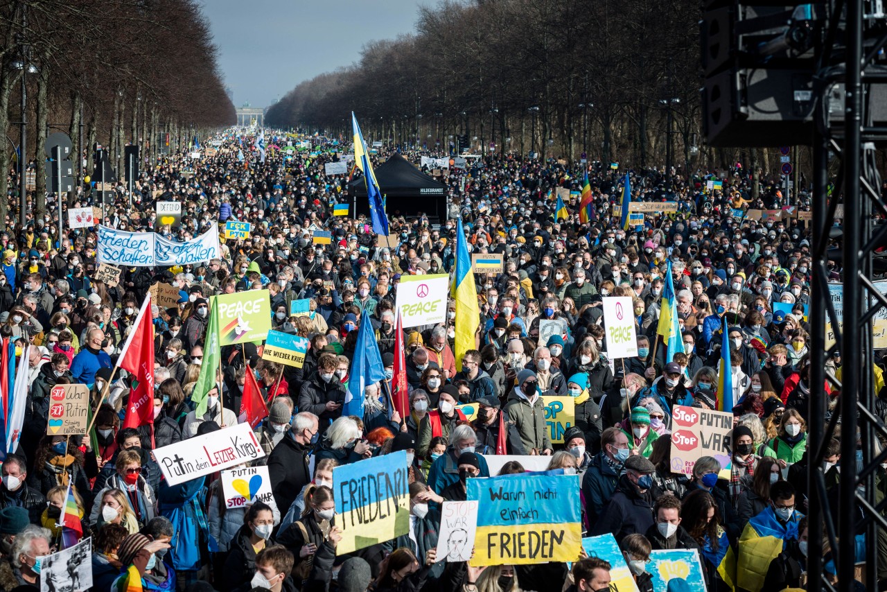 In Berlin kommen immer wieder tausende Menschen zusammen, um gegen den Ukraine-Krieg zu demonstrieren – auch Sylt will ein Zeichen setzen. 
