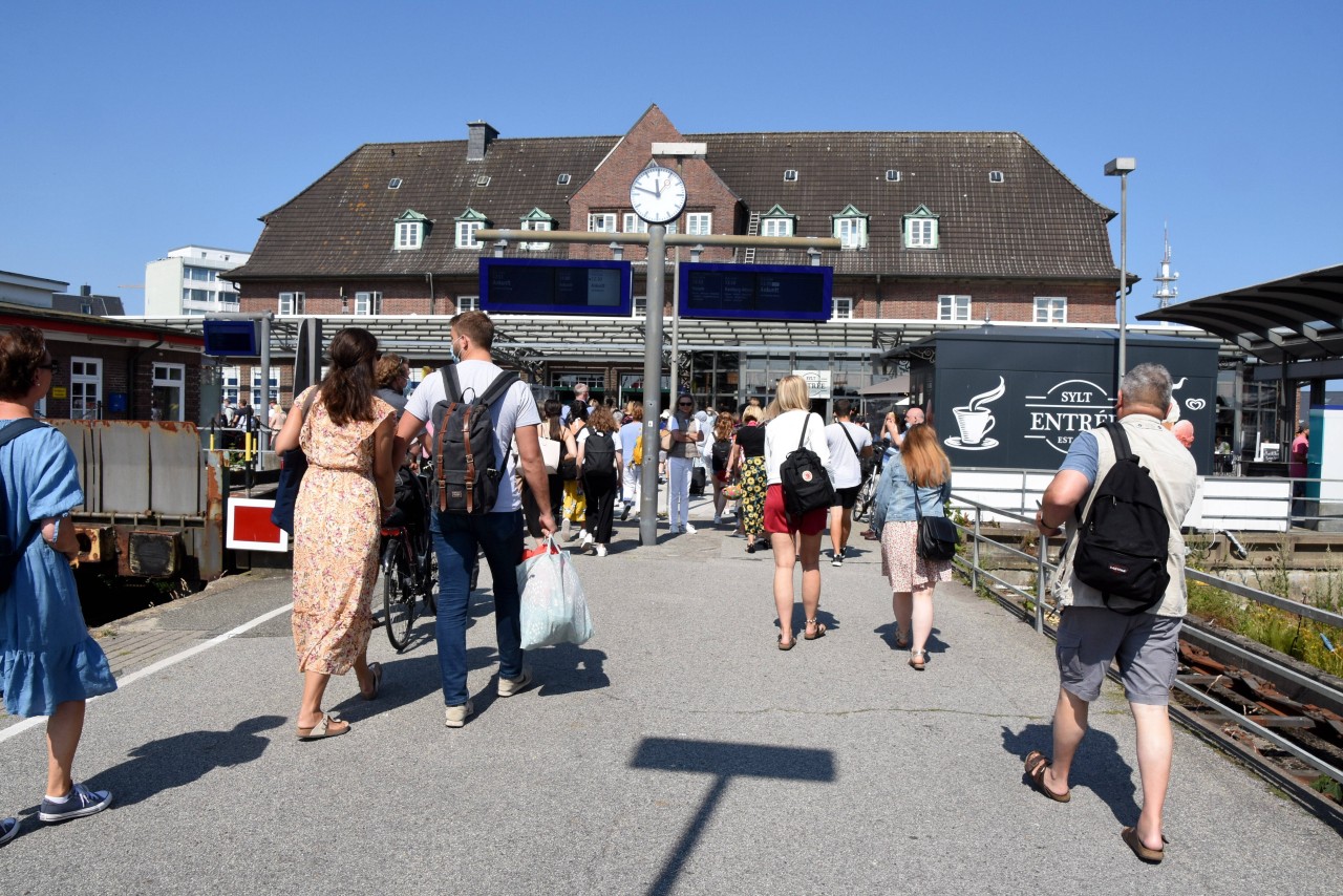 Touristen bei der Anreise auf Sylt.