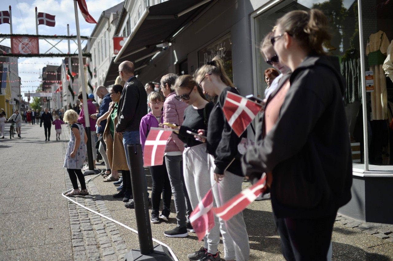Menschen in Dänemark erinnern am Samstag bei einem Festakt an die Ziehung der Grenze zwischen Dänemark und Deutschland bei Sylt.