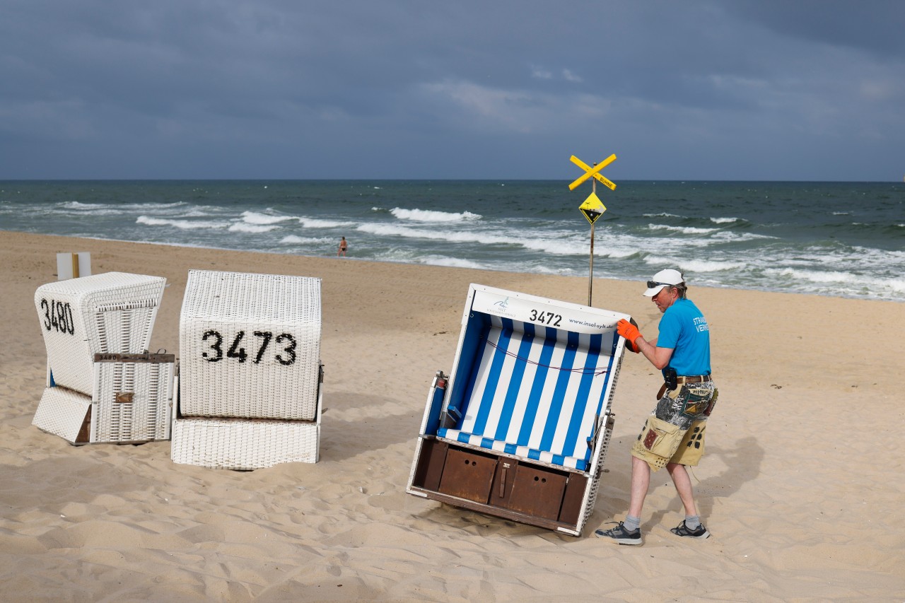 Auf Sylt sind die Strandkörbe bereits ins Winterquartier gewechselt.