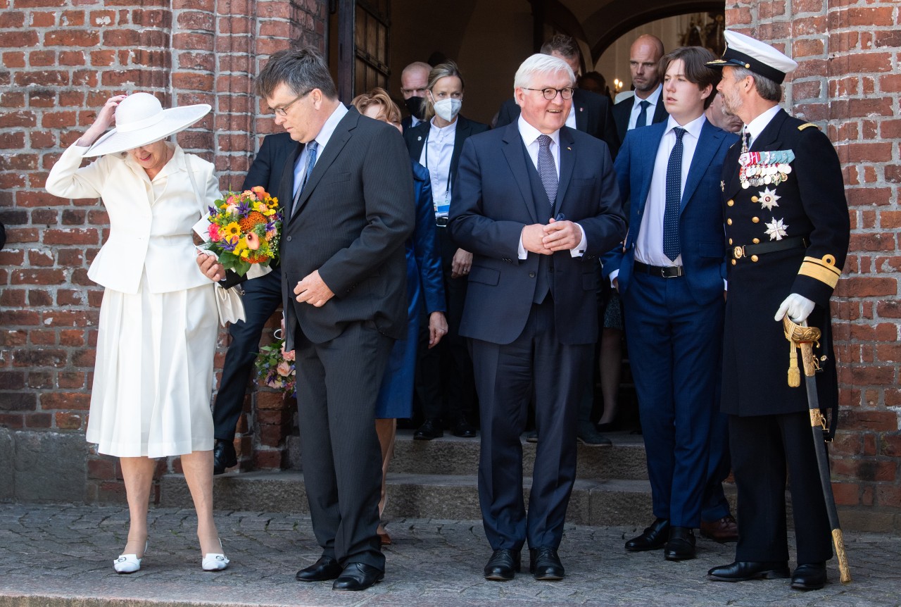 Bundespräsident Frank-Walter Steinmeier (3.v.r.) kommt zusammen mit Margrethe II. (v.l.), Königin von Dänemark, Prinz Christian zu Dänemark und Kronprinz Frederik nach einem deutsch-dänischen Festgottesdienst aus dem Dom St. Marien zu Hadersleben.