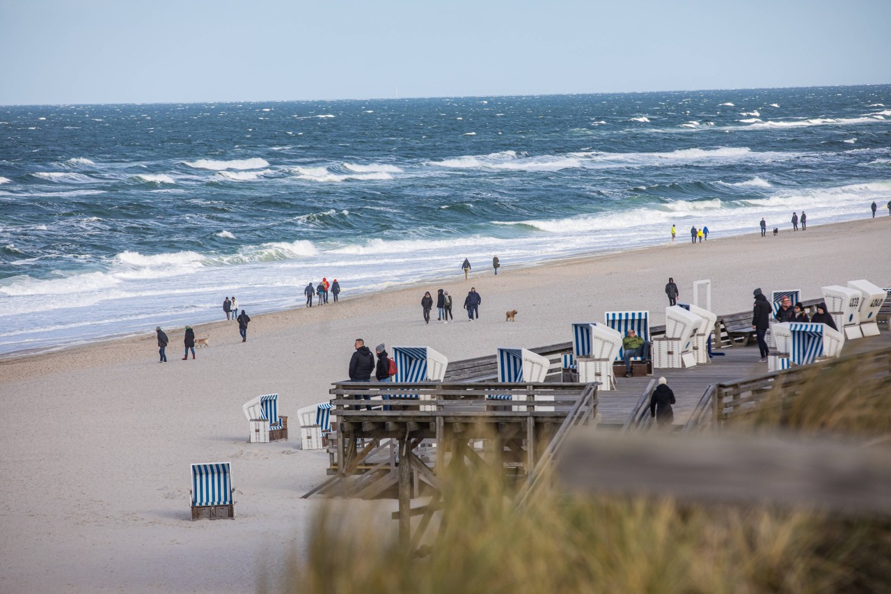 Spaziergänger am Strand von Sylt.