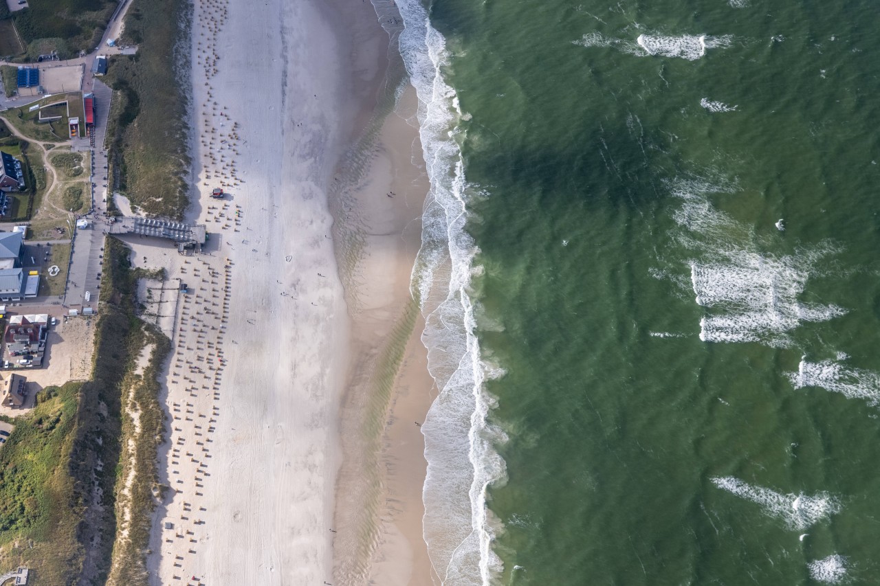 Sylt: Blick von oben auf den Strand von Wenningstedt. Sylt: Blick von oben auf den Strand von Wenningstedt.