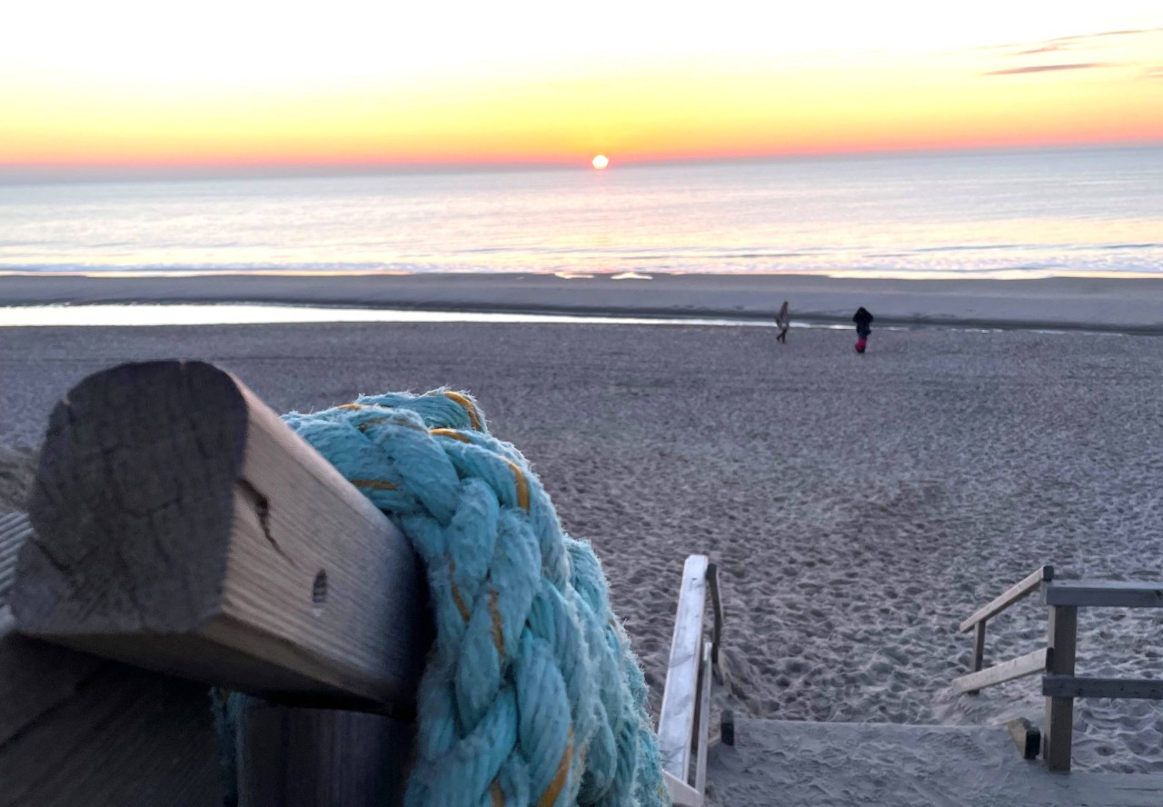 Romantisch: Von der „Sansibar“ führt eine Holztreppe direkt zum Strand von Sylt.