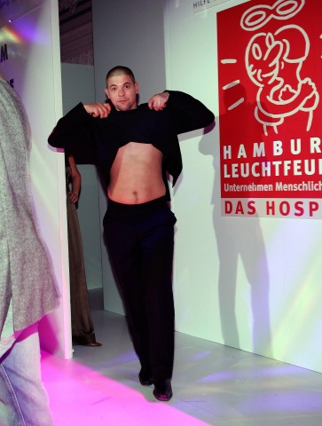 Tim Mälzer bauchfrei im Jahr 2005 anlässlich der Fashion Charity Gala von Dunkelziffer e. V. in Hamburg.
